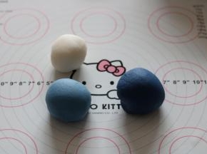 揉好的两个颜色面团，取25g蓝色面团和63g白色面团混合成浅蓝色面团，揉均匀