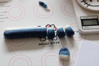 将三色面团分切成10份，每份25g，巧克力内馅成10份，同样每份25g