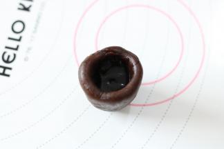将巧克力流心馅从冷冻室取出，挤3g至内馅碗中
