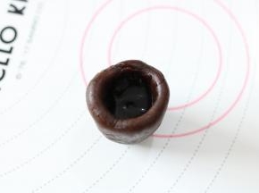 将巧克力流心馅从冷冻室取出，挤3g至内馅碗中