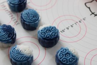 模具摸上少许油便于脱模，放入面团按压月饼模具脱模即可