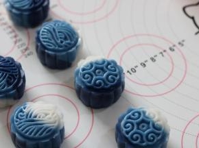 模具摸上少许油便于脱模，放入面团按压月饼模具脱模即可