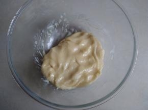 用刮刀拌成团即可，盖上保鲜膜，在室温下松驰2个小时