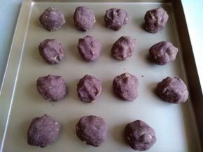 馅料拌匀，分成每个30克，搓圆备用