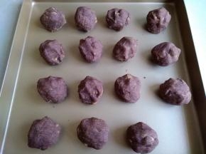 馅料拌匀，分成每个30克，搓圆备用