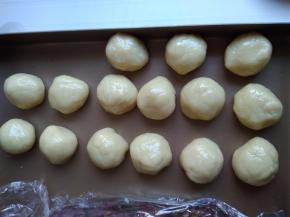 松驰后的饼皮分成每个20克，搓圆，盖上保鲜膜