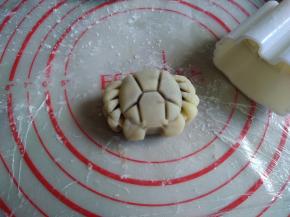 放入模具，向下按压，提起模具