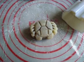 放入模具，向下按压，提起模具