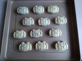 月饼放在不粘烤盘上，在上方用喷壶喷水雾，让水雾自然落在月饼上，不是直接喷在月饼上哟