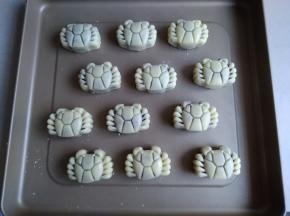 月饼放在不粘烤盘上，在上方用喷壶喷水雾，让水雾自然落在月饼上，不是直接喷在月饼上哟