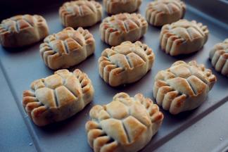 继续放入烤箱里，烘烤10分钟左右。烘烤结束，将月饼取出晾凉后放在密封盒里，室温保存到第二天回油再食用。