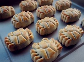 继续放入烤箱里，烘烤10分钟左右。烘烤结束，将月饼取出晾凉后放在密封盒里，室温保存到第二天回油再食用。