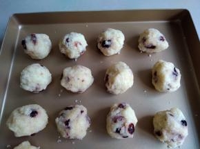 将椰蓉蔓越莓馅分成每个20克，一共16个，搓圆备用