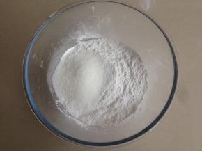 将糯米粉、粘米粉、澄面混合后过筛，倒入细砂糖拌匀