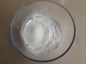 将糯米粉、粘米粉、澄面混合后过筛，倒入细砂糖拌匀