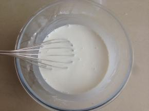 倒入牛奶，一边倒一边搅拌，拌成没有颗粒的糊状