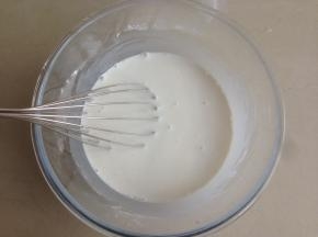 倒入牛奶，一边倒一边搅拌，拌成没有颗粒的糊状