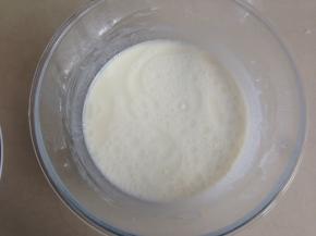 倒入玉米油拌匀，让面糊静置30分钟。锅里的水烧开后，将静置过的面糊放入去蒸，不停搅拌2-3分钟，待面糊的温度上升至手温时离火，继续拌一会儿