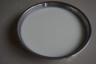 将面糊倒入不锈钢盆里，若不换盆，用玻璃盆蒸的话，很难熟透