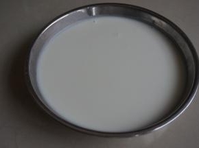 将面糊倒入不锈钢盆里，若不换盆，用玻璃盆蒸的话，很难熟透