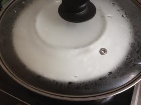 用耐高温保鲜膜或者碟子盖住，防止水蒸汽滴入。盖上锅盖，大火继续蒸20-25分钟。蒸的时间较长，锅里的水要充足