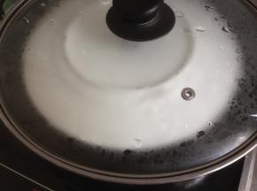 用耐高温保鲜膜或者碟子盖住，防止水蒸汽滴入。盖上锅盖，大火继续蒸20-25分钟。蒸的时间较长，锅里的水要充足