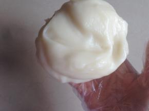 蒸好后趁热用筷子将它搅搅搅，待没那么热的时候才戴上一次性手套将它揉成团，放入冰箱冷藏松驰2个小时