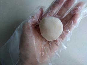 收口搓圆，再搓成圆柱形，方便入模。表面拍点熟糯米粉防粘，再扫去多余的粉