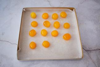 面团醒发时间来制作馅料，把蛋黄表面喷少许高度白酒，我用的是新鲜蛋黄，所以省略了浸泡玉米油这一步，放入烤箱上下火180度，中层烤5分钟即可。