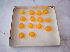 面团醒发时间来制作馅料，把蛋黄表面喷少许高度白酒，我用的是新鲜蛋黄，所以省略了浸泡玉米油这一步，放入烤箱上下火180度，中层烤5分钟即可。