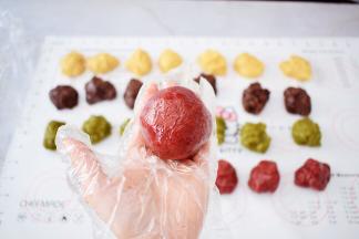 利用虎口慢慢往上推，收紧收口再揉成光滑的圆球状