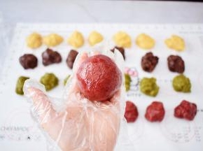 利用虎口慢慢往上推，收紧收口再揉成光滑的圆球状