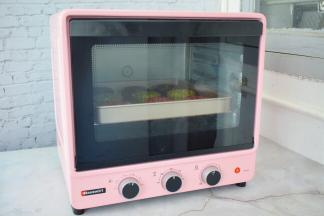 放入预热好的海氏烤箱，上下火180度，中下层烤20分钟即可，而烤原味的月饼是先表面喷少许清水再放入烤箱上下火180度，中层烤5分钟定型，取出刷一遍蛋黄水（蛋黄加清水搅拌均匀过筛），再放入烤箱上下火180度，中层烤20分钟即可