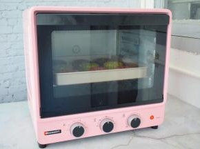 放入预热好的海氏烤箱，上下火180度，中下层烤20分钟即可，而烤原味的月饼是先表面喷少许清水再放入烤箱上下火180度，中层烤5分钟定型，取出刷一遍蛋黄水（蛋黄加清水搅拌均匀过筛），再放入烤箱上下火180度，中层烤20分钟即可