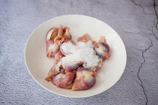 鸡胗先用盐搓洗一下，再用清水清洗干净，这一步很重要，就是去除骚味的方法。