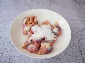 鸡胗先用盐搓洗一下，再用清水清洗干净，这一步很重要，就是去除骚味的方法。