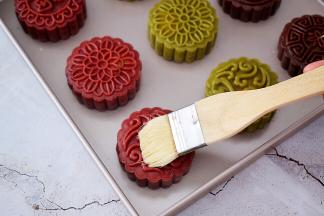 表面刷一遍薄薄的清水