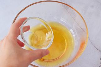 转化糖浆加入枧水，用手动打蛋器搅拌均匀