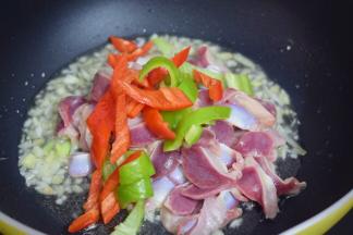 放入鸡胗和青红椒大火爆炒至鸡胗变色，注意一定要大火