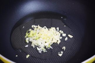 锅中倒入适量的食用油烧热，放入葱姜蒜爆香
