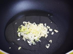 锅中倒入适量的食用油烧热，放入葱姜蒜爆香
