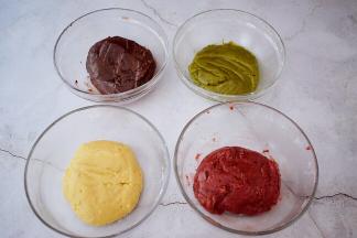 筛入中筋面粉和各种粉，用刮刀拌匀，再用手揉成光滑的面团，盖上保鲜膜，室温醒发1-2小时