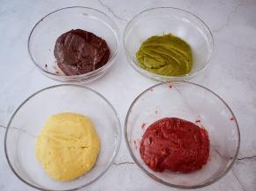 筛入中筋面粉和各种粉，用刮刀拌匀，再用手揉成光滑的面团，盖上保鲜膜，室温醒发1-2小时