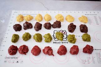 醒发好的各种饼皮分成7份