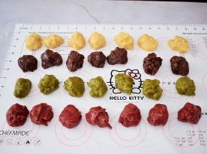 醒发好的各种饼皮分成7份