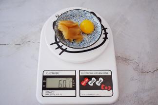 然后蛋黄加馅料共为60克，包好备用
