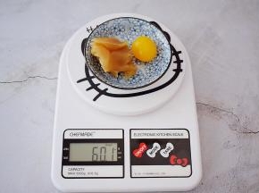 然后蛋黄加馅料共为60克，包好备用