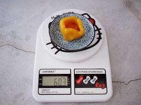 再来制作流心馅把馅料做出杯的形状，然后把奶黄流心馅挤入，大概为10克左右，加上馅料共为60克，再收口捏紧，搓圆放入冰箱冷藏或冷冻备用