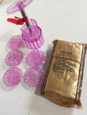 准备好五香牛肉蓉馅儿，把75克月饼模具提前清洗干净，晾干水分备用。