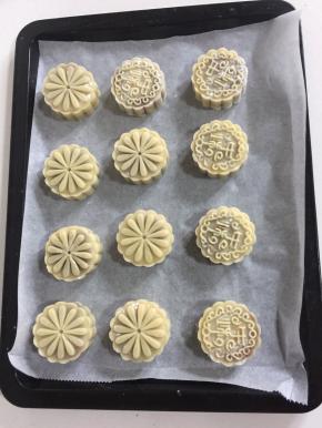 依次做好所有的月饼胚！
